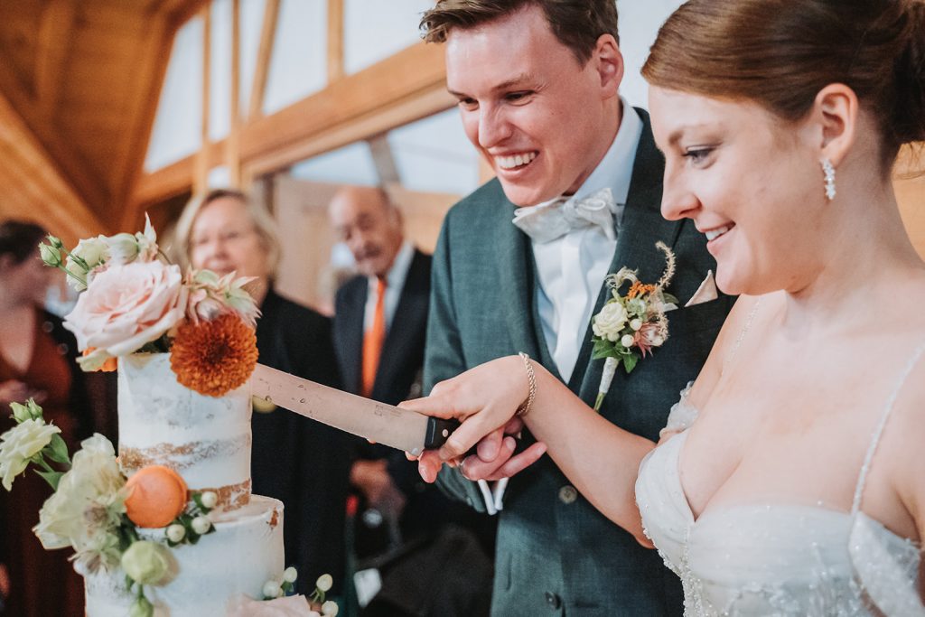 Empfang Hochzeitstorte Bräutigam Brautpaar Braut Allgäu Hochzeit Blumen Unterzeil