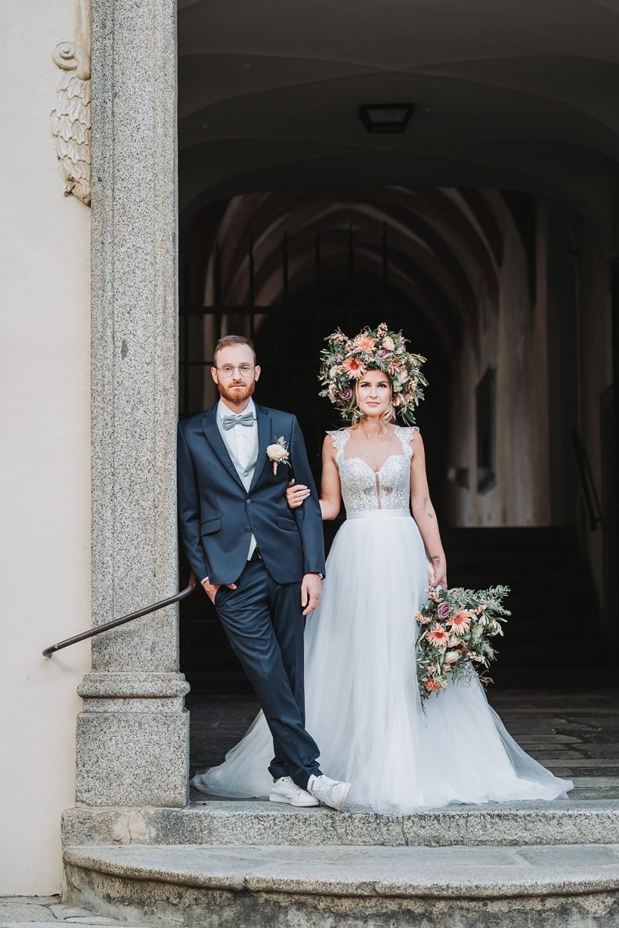 Brautpaar Bräutigam Braut Blumen Brautpaarshooting Couple Kloster Neustift Hochzeit
