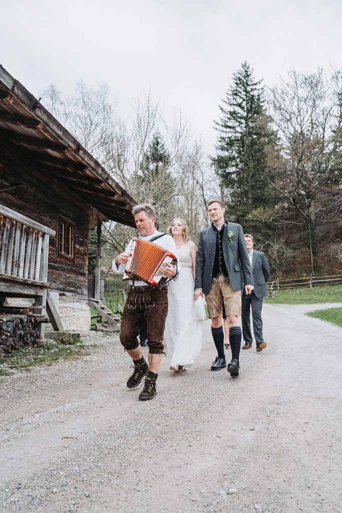 Hochzeit Schliersee Wasmeier Freilichtmuseum Hochzeitsfeier Brautpaar München