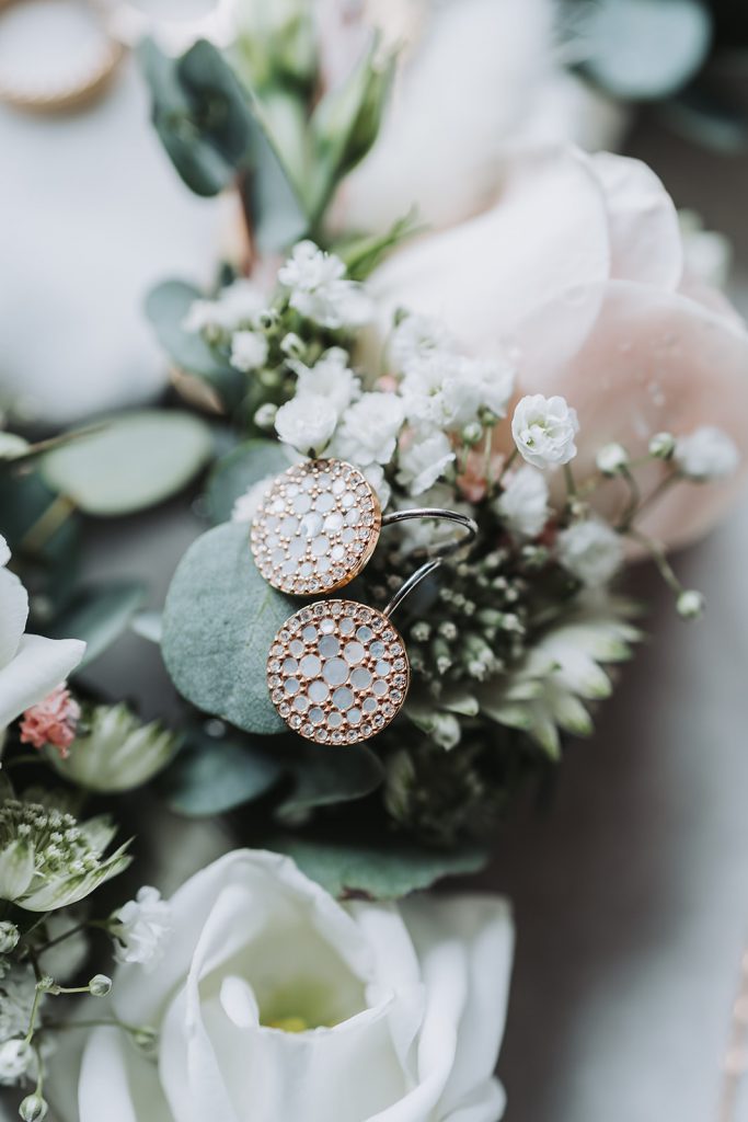 Hochzeit Getting Ready Braut Brautmutter Schwester Flatlays Brautkleid