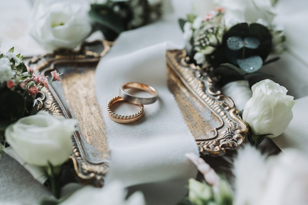 Hochzeit Getting Ready Braut Brautmutter Schwester Flatlays Brautkleid